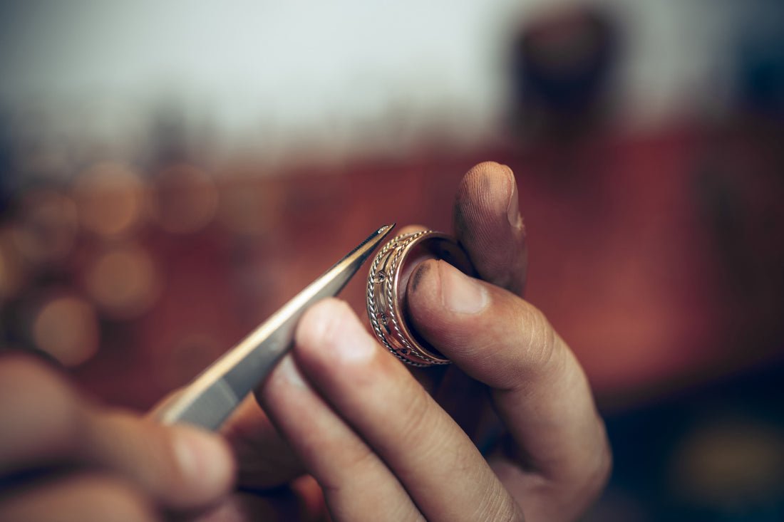 Cómo la Joyería de Plata 925 Puede Mejorar tu Outfit de Boda