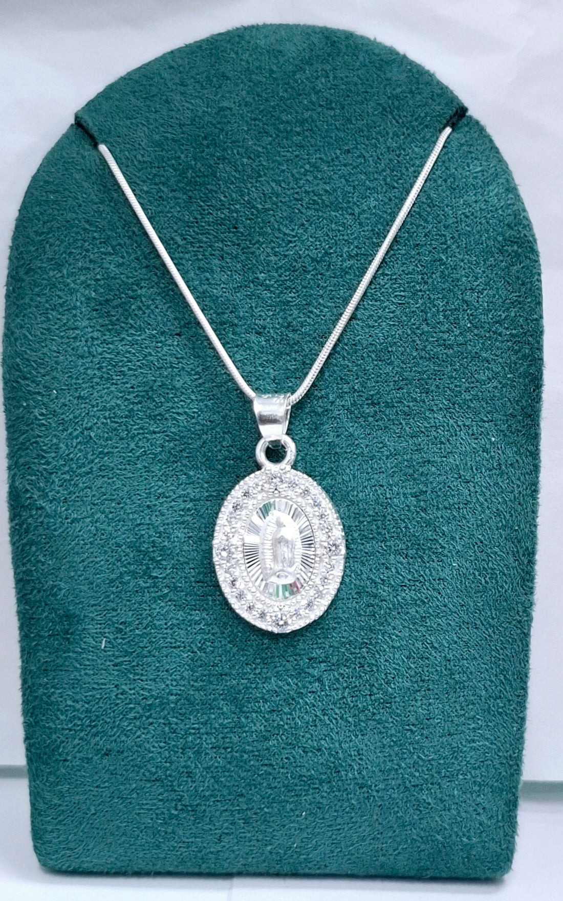 Dije de Plata .925 en diseño de la Virgen de Guadalupe con topacio blanco , Mod. DRP029LP - Joyería Religiosa