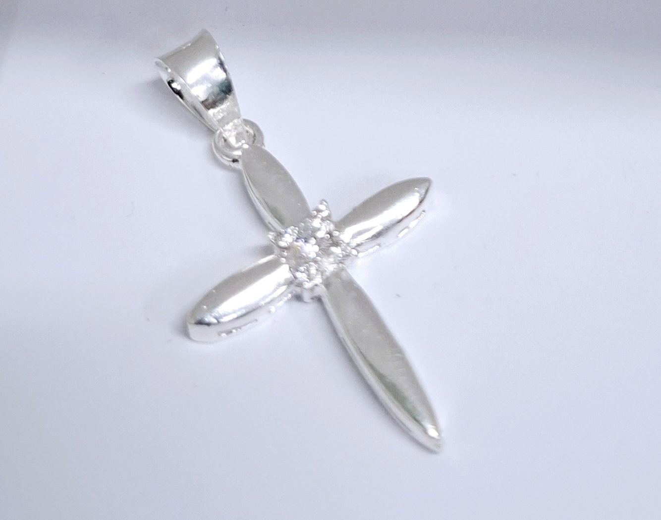 Dije Plata .925 Forma Cruz con Topacio blanco Mod. DRP061 - Joyería Religiosa