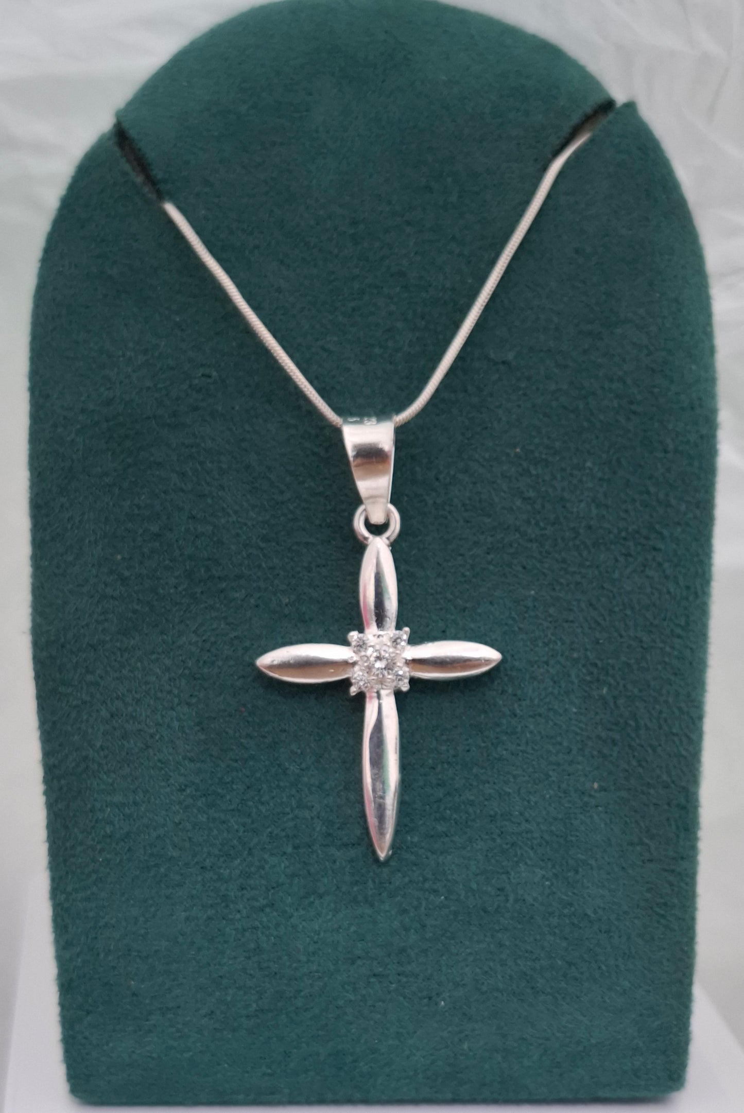 Dije Plata .925 Forma Cruz con Topacio blanco Mod. DRP061 - Joyería Religiosa