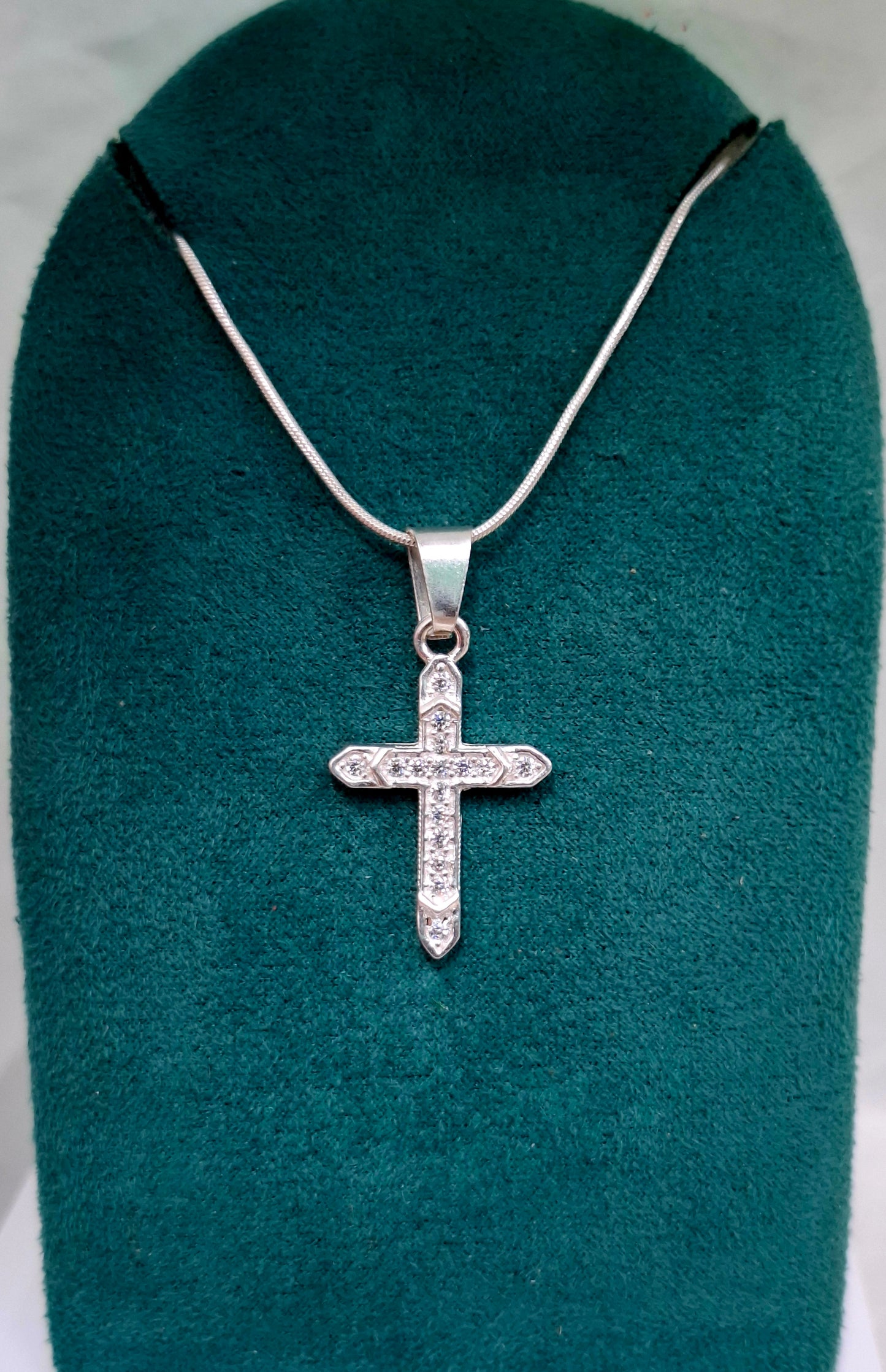 Dije de Plata .925 en forma Cruz con Topacio blanco Mod. CTDVP020- Joyería Religiosa