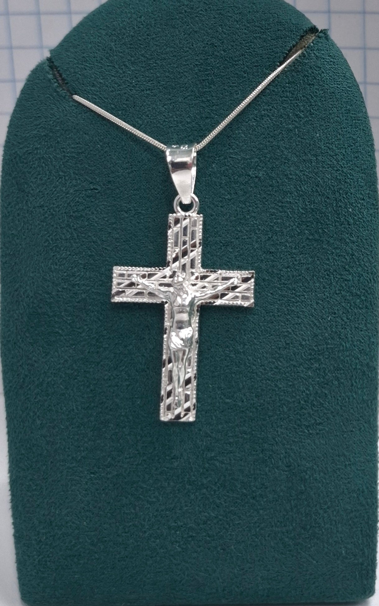 Dije de cruz con Cristo en Plata Ley .925 Mod. DR113- Joyería Religiosa