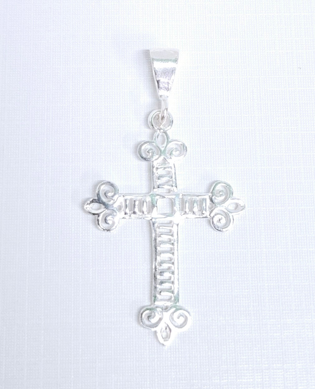 Dije de cruz en Plata Ley .925- Joyería Religiosa