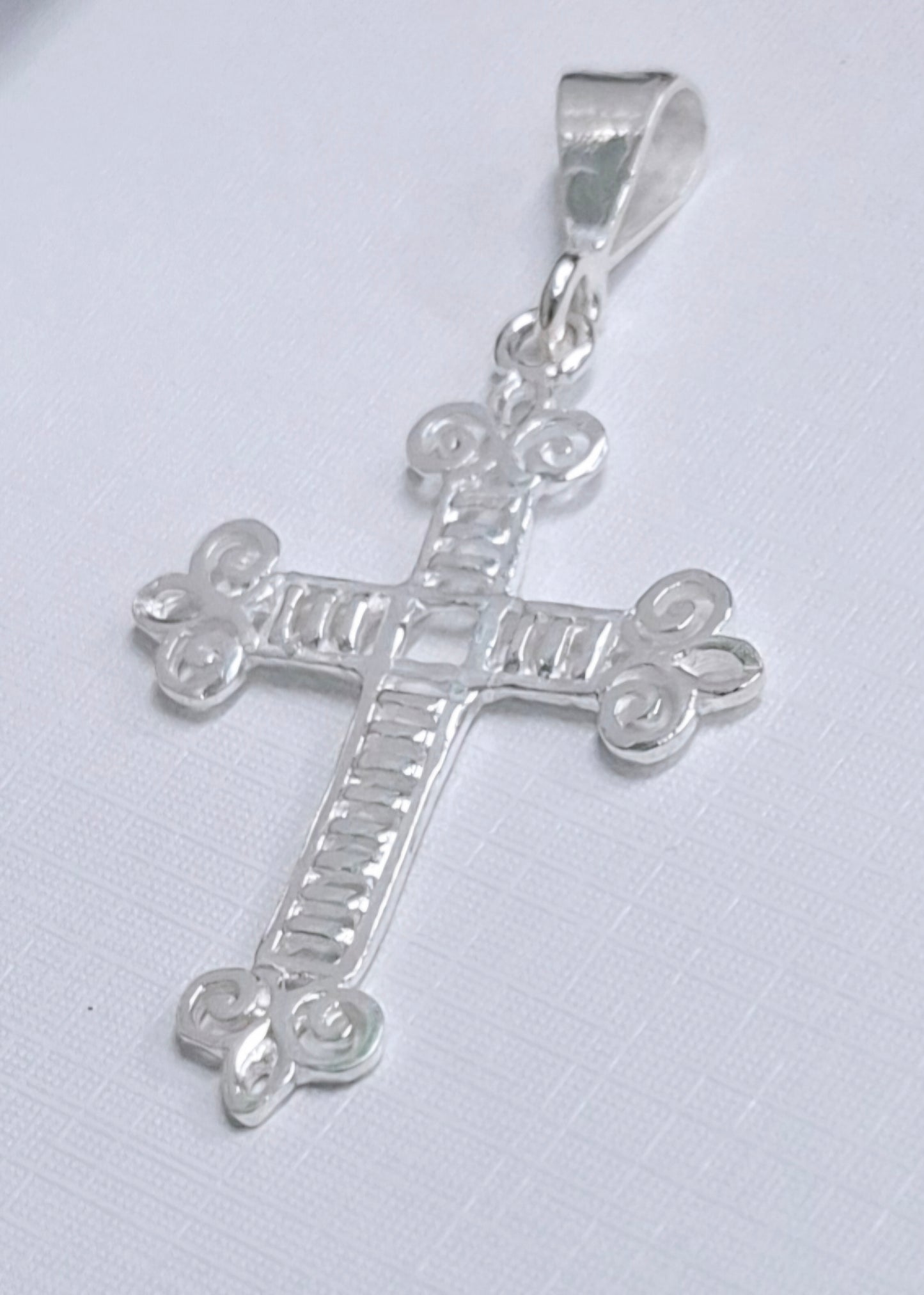 Dije de cruz en Plata Ley .925- Joyería Religiosa