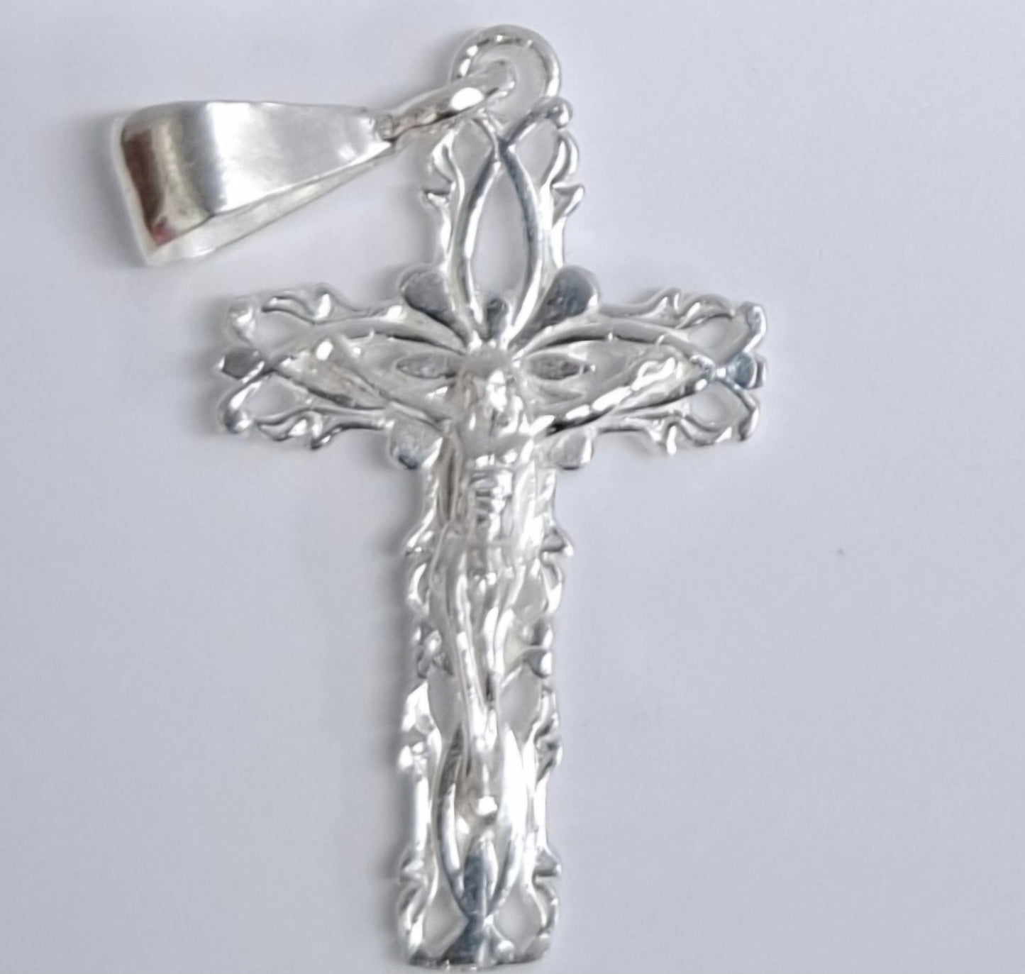 Dije de Cruz con cristo en Plata Ley .925, MOD. FBD-198