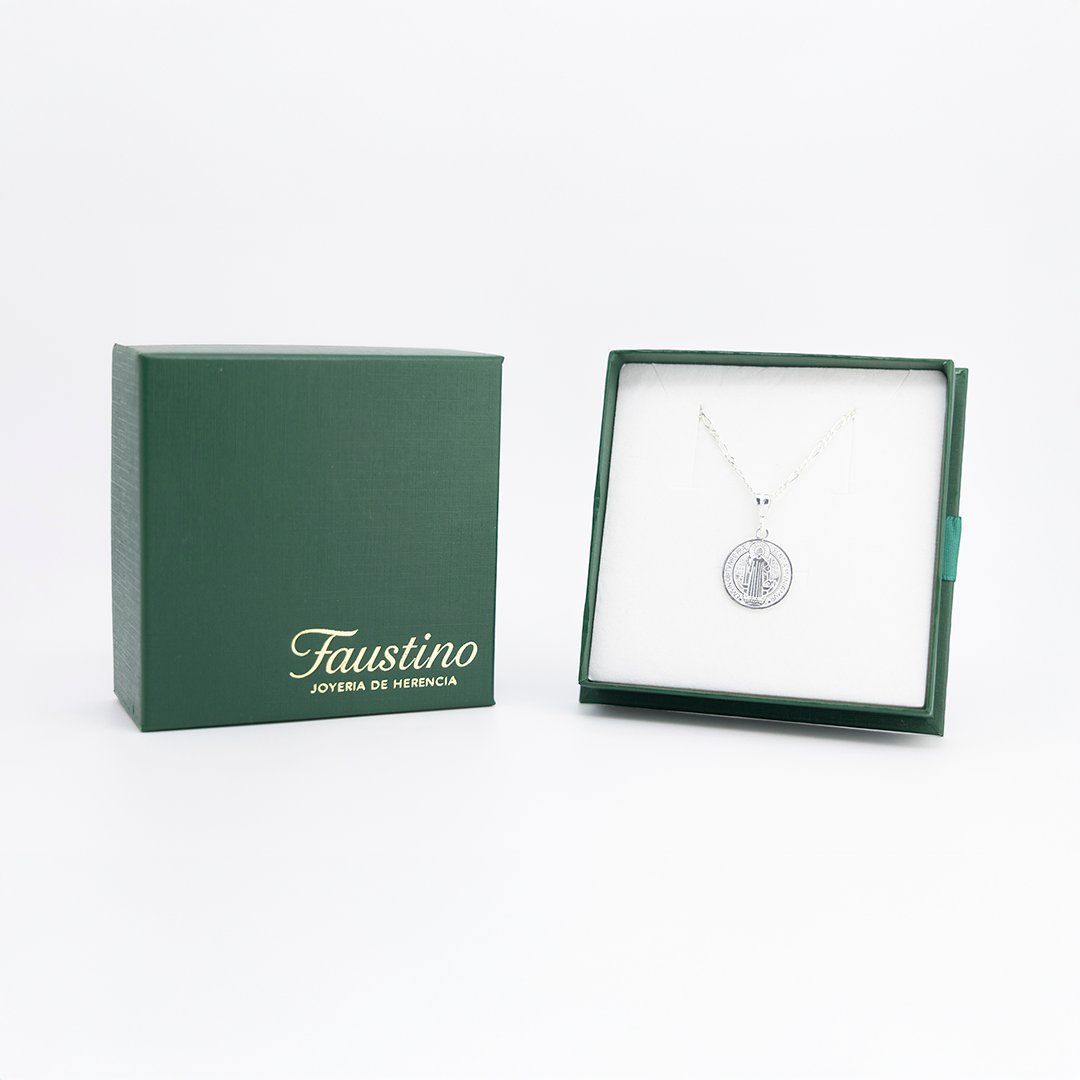 Set de Dije y Cadena en Plata Ley. 925 San Benito con Cadena de eslabón Fígaro