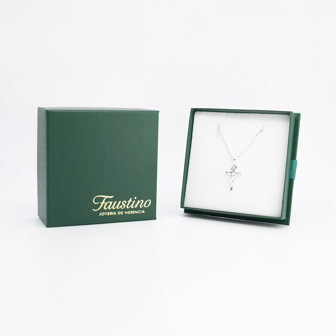 Set de Dije y Cadena en Plata Ley .925 en forma de Cruz con Cristo con Cadena Fígaro