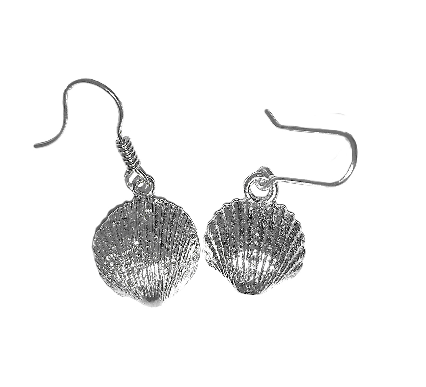Aretes de Plata .925 - Concha de Vieira con Costillas Radiales y Gancho Francés