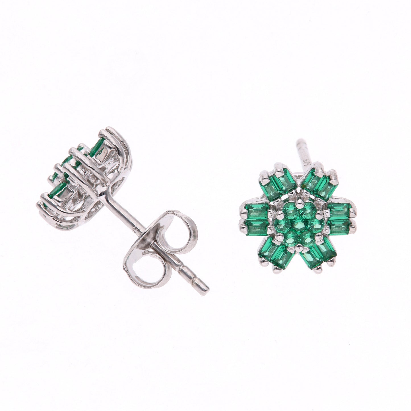 Broquel Plata Ley 925 con Rodio – Zafiro AAA Color Verde Esmeralda y Blanco en Forma de Flor de 6 Pétalos