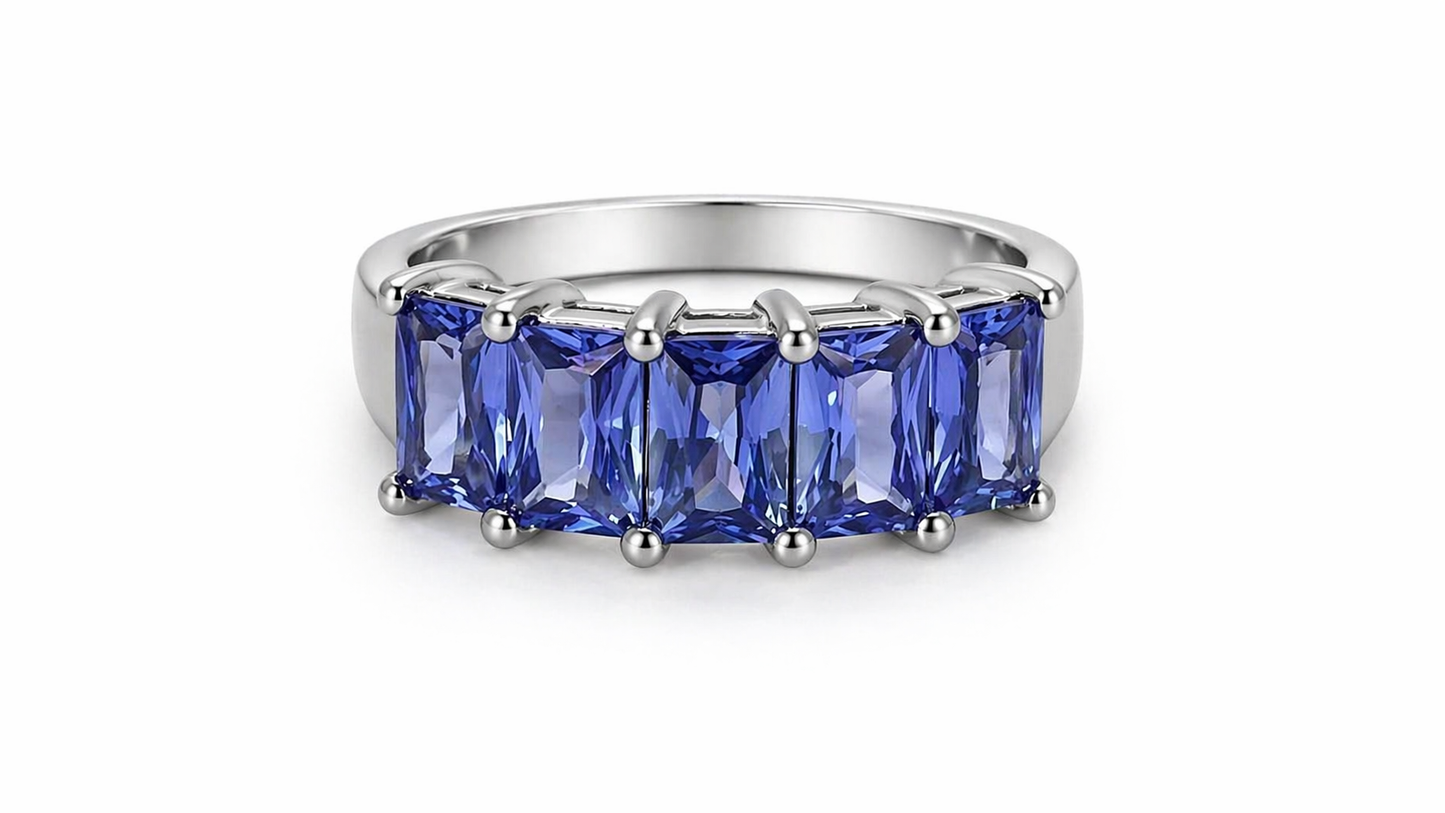 Anillo de Plata .925 - Media Eternidad de Cinco Zircones Azul Zafiro Violáceo en Corte Esmeralda con Garras Esféricas