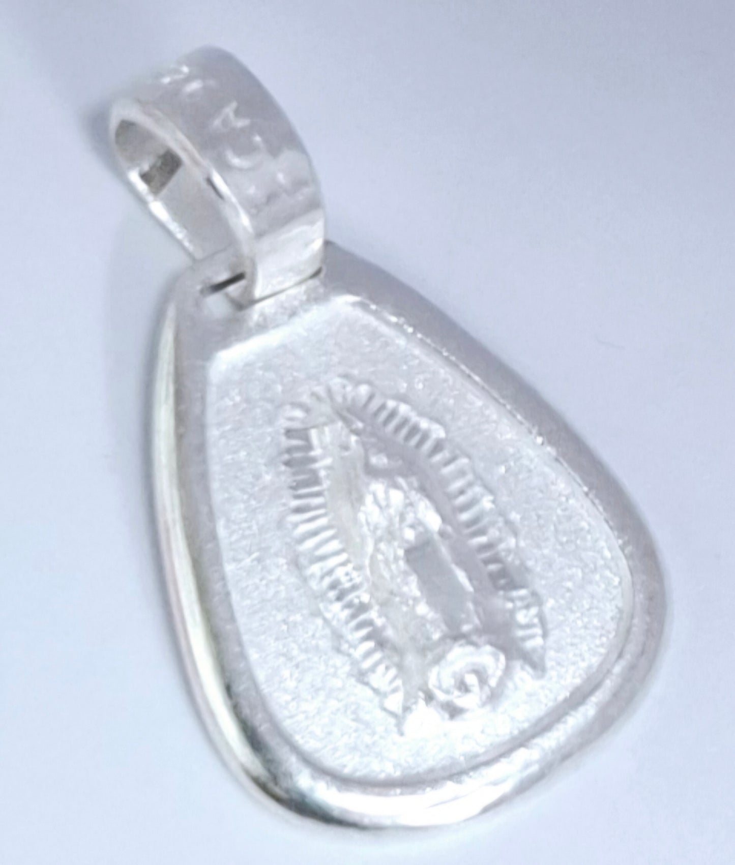Dije Plata .925  Sochapada en  Forma de Gota con diseño de  Virgen de Guadalupe mod. GOTA BL-7VG - Joyería Religiosa