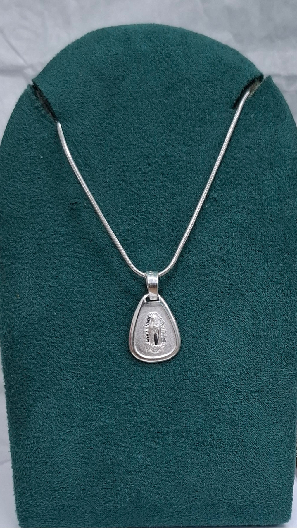 Dije Plata .925 Sochapada en Forma de Gota con diseño de Virgen de Guadalupe mod. GOTA BL-7VG - Joyería Religiosa