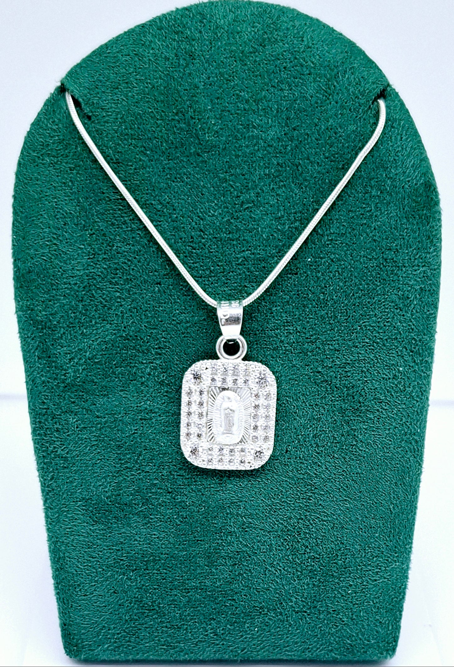 Dije de Plata .925 en diseño de la Virgen de Guadalupe con Topacio Mod. DRP031LP - Joyería Religiosa