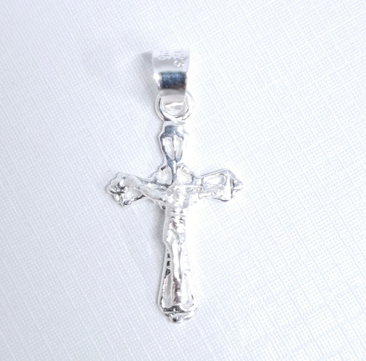 Dije de Cruz con Cristo en Plata .925 Mod. DR083- Joyería de Plata