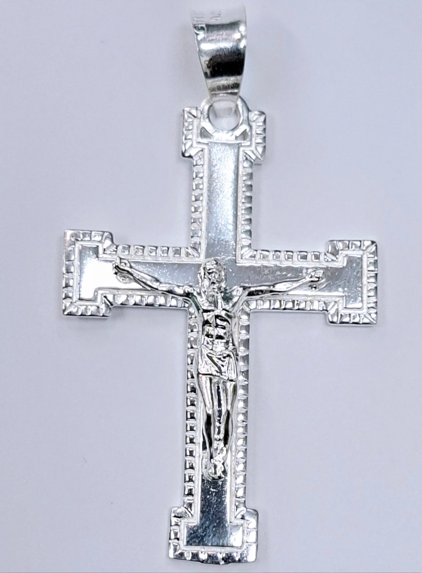 Dije de Cruz con cristo en Plata Ley .925 Mod. DR003