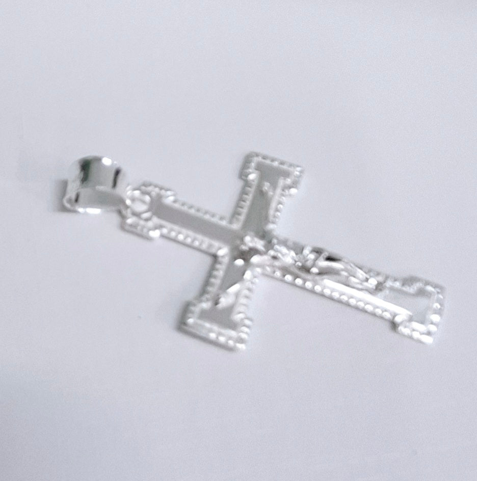 Dije de Cruz con cristo en Plata Ley .925 Mod. DR003