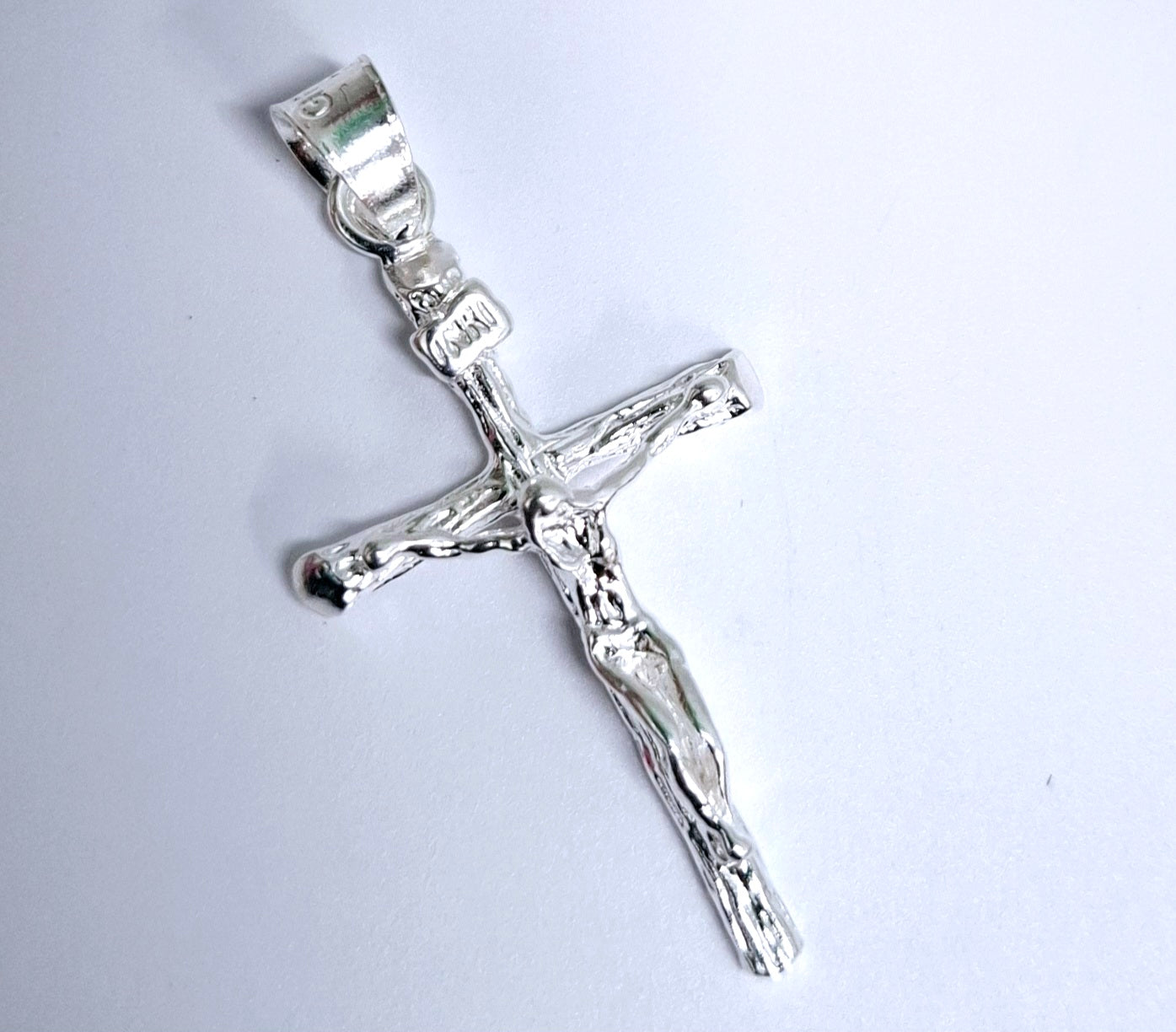 Dije de Cruz con cristo en Plata Ley .925 , Mod. DR049 - Joyería de Plata