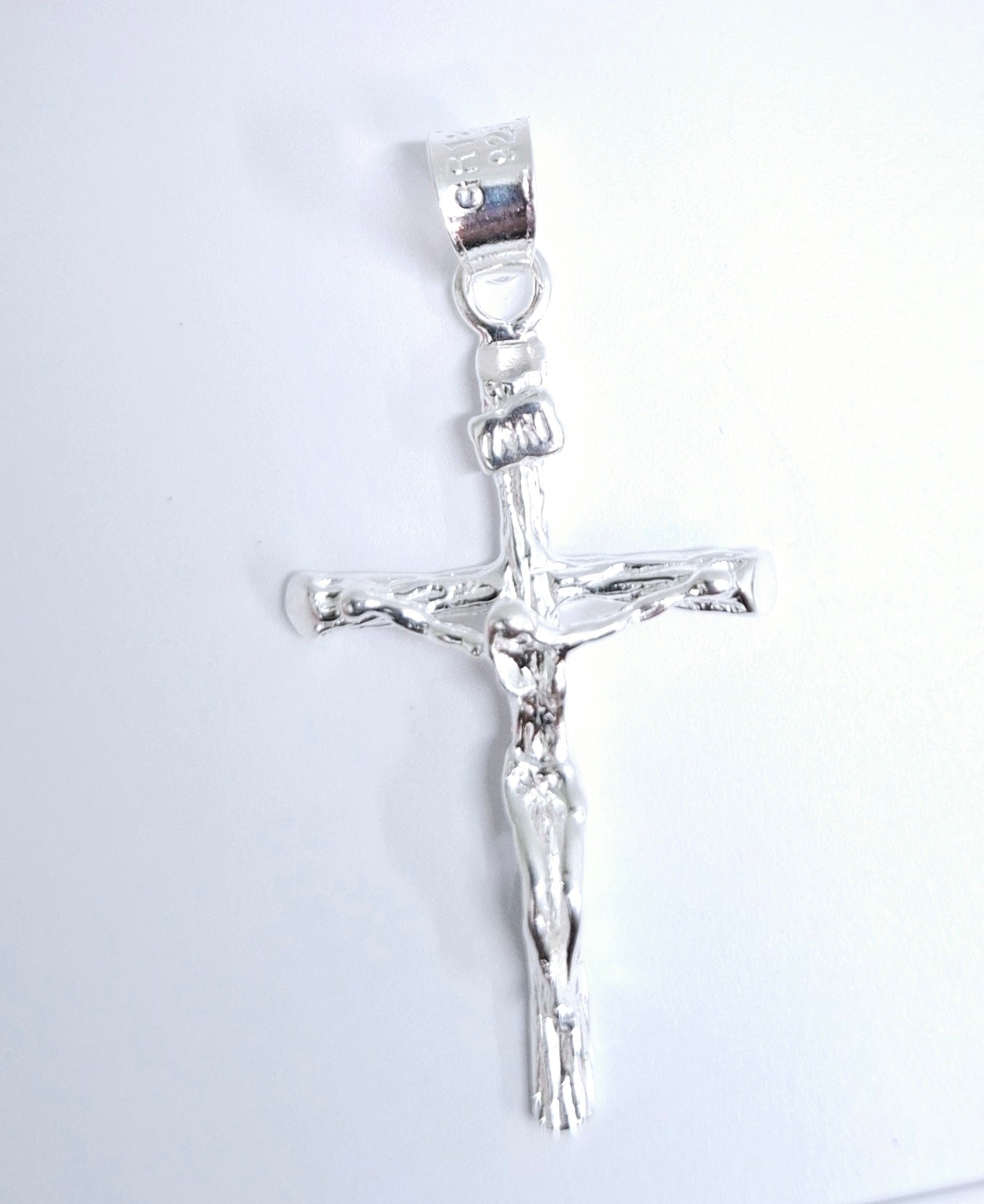Dije de Cruz con cristo en Plata Ley .925 , Mod. DR049 - Joyería de Plata
