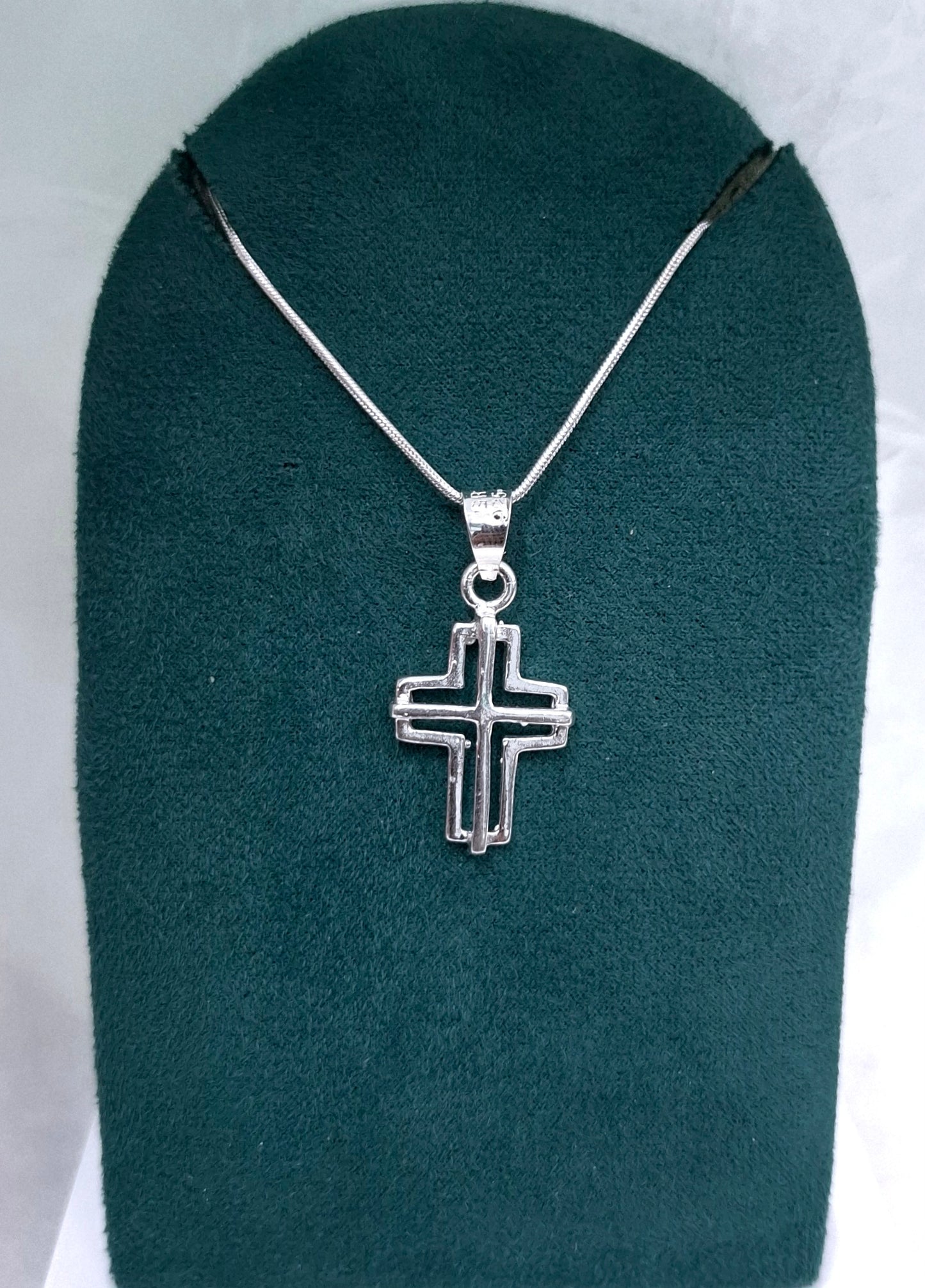 Dije de Cruz en Plata Ley .925 Mod. DR047 - Joyería de Plata
