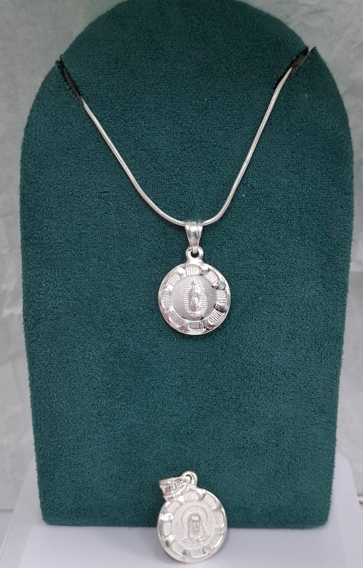 Dije de Plata .925 Doble vista Sochapada Virgen de Guadalupe y Sagrado corazón de Jesús Mod. SYG-13- Joyería Religiosa
