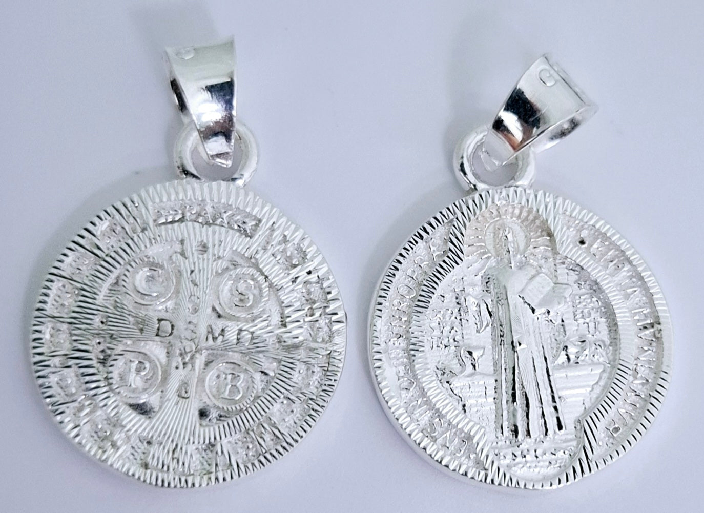 Dije de Plata .925 En forma de San Benito Mod.DR132 - Joyería de Plata Religiosa.