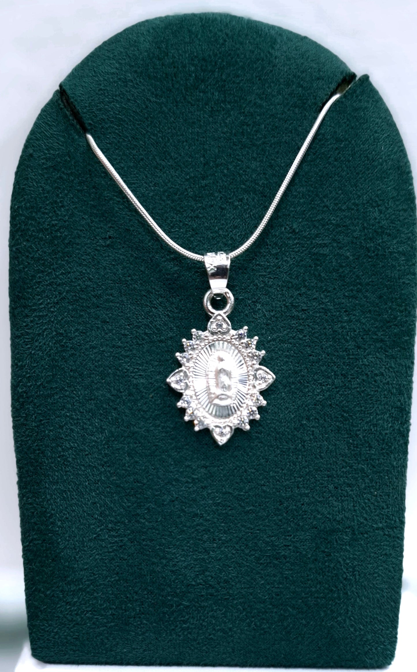 Dije de Plata .925 En forma de la Virgen de Guadalupe con topacio blanco MOD. DRP027LP - Joyería Religiosa