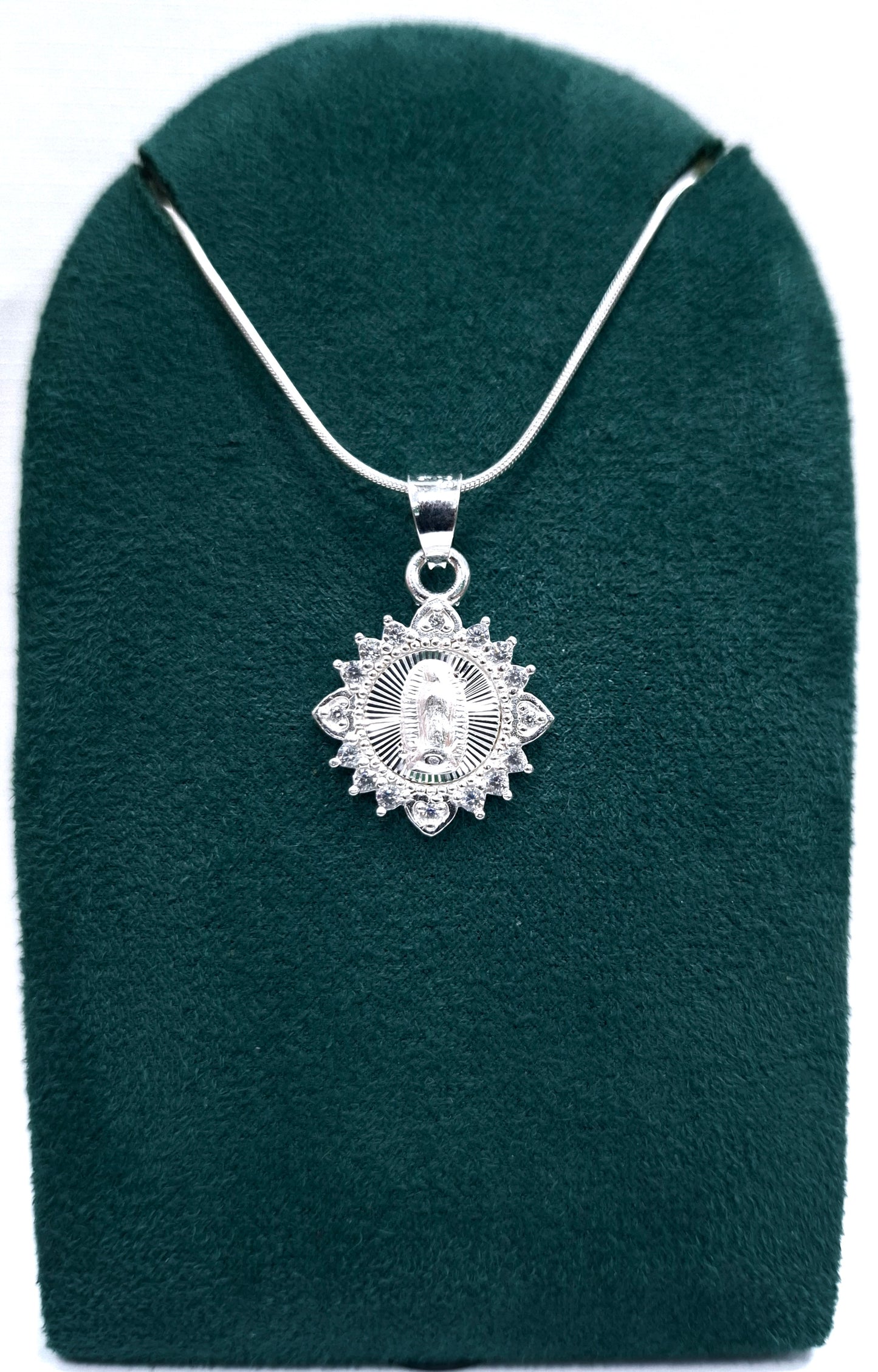 Dije de Plata .925 Forma Virgen de Guadalupe con Topacio blanco Mod. DRP024LP - Joyería Religiosa