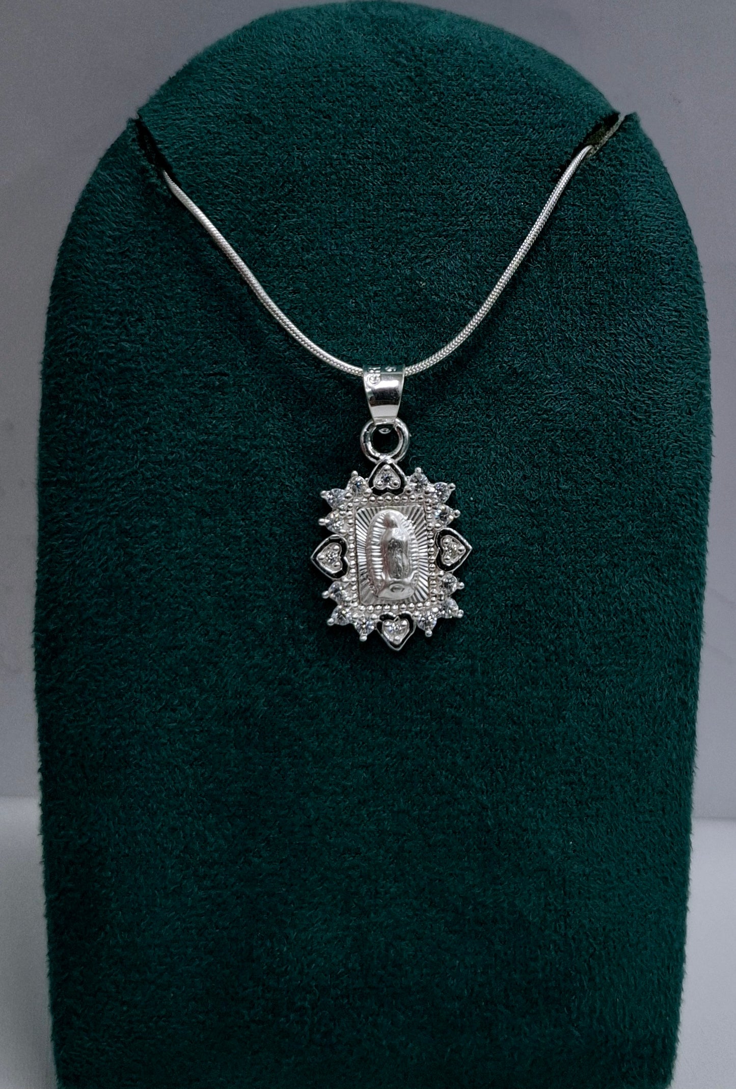 Dije de Plata .925 Forma Virgen de Guadalupe con Topacio blanco Mod. DRP026LP - Joyería Religiosa