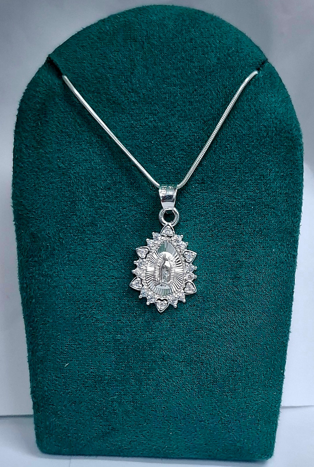 Dije de Plata .925 Forma de la Virgen de Guadalupe con topacio blanco MOD. DRP025LP - Joyería Religiosa