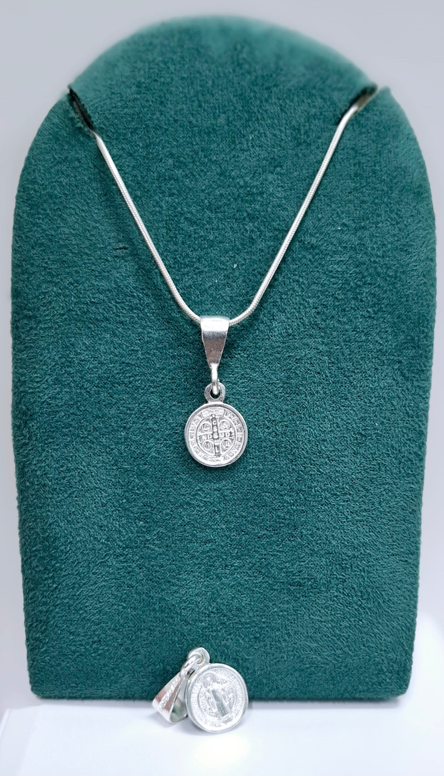 Dije de Plata .925 doble vista en forma de San Benito Mod. FBD-156 - Joyería Religiosa