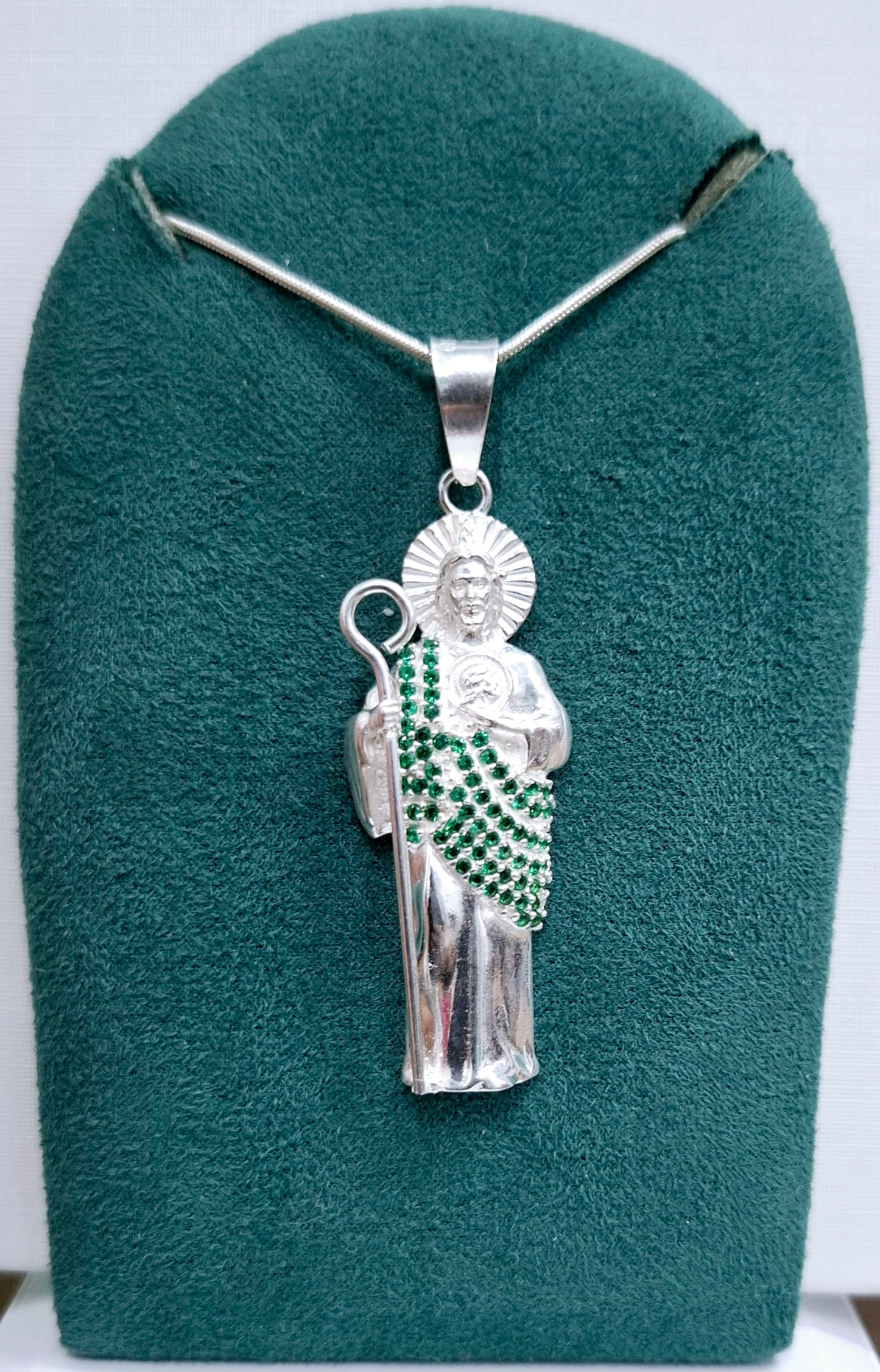 Dije de Plata .925 en Forma San Judas Tadeo con topacio Verde Mod. DRP078VER