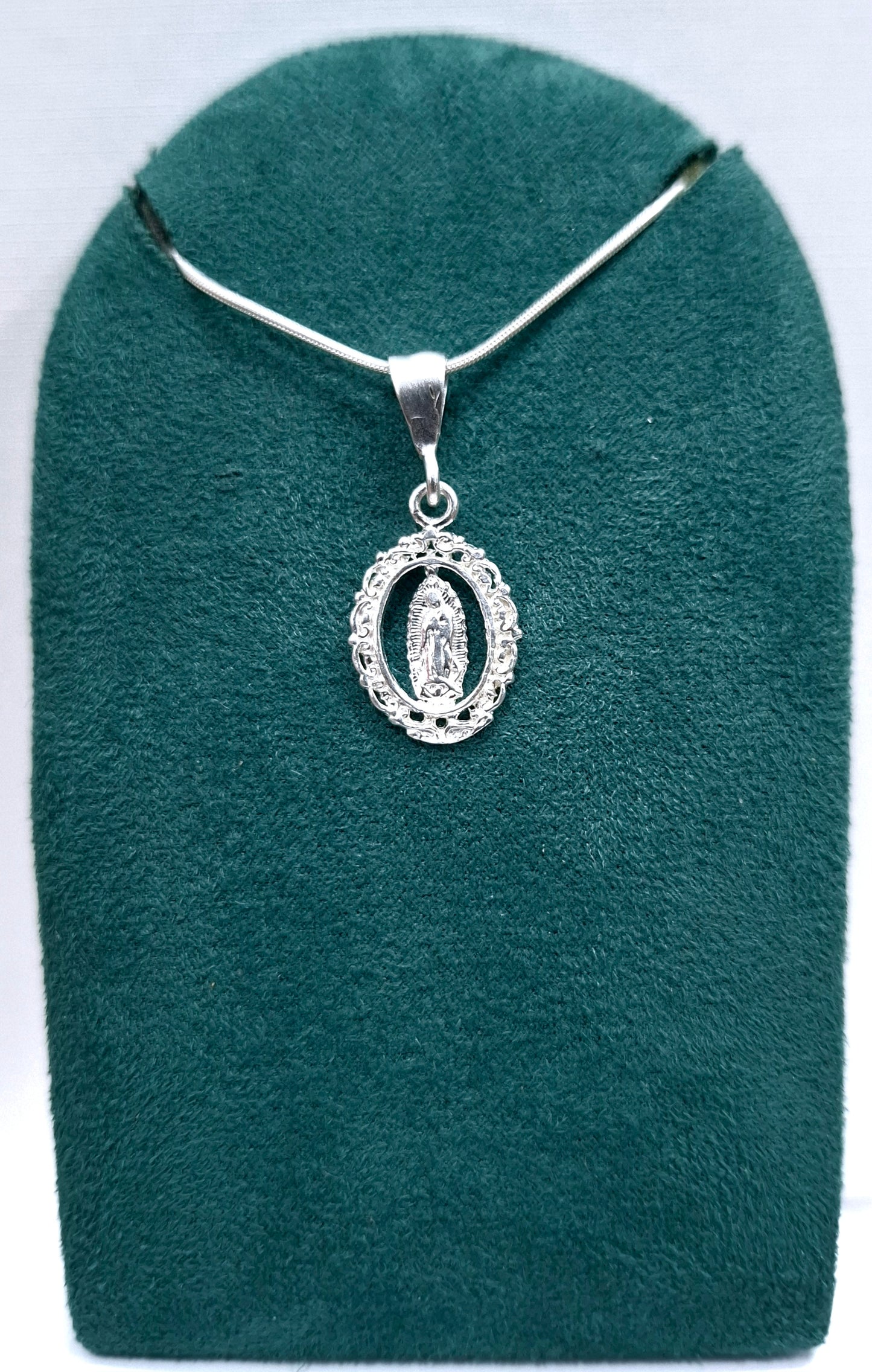 Dije de Plata .925 en forma de la Virgen de Guadalupe mod. FBD-170 - Joyería Religiosa