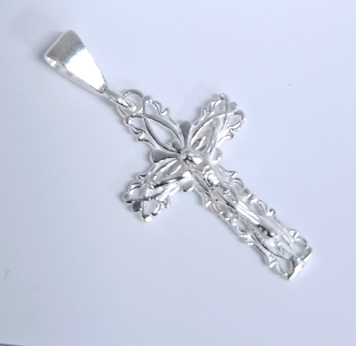 Dije de Cruz con cristo en Plata Ley .925, MOD. FBD-198