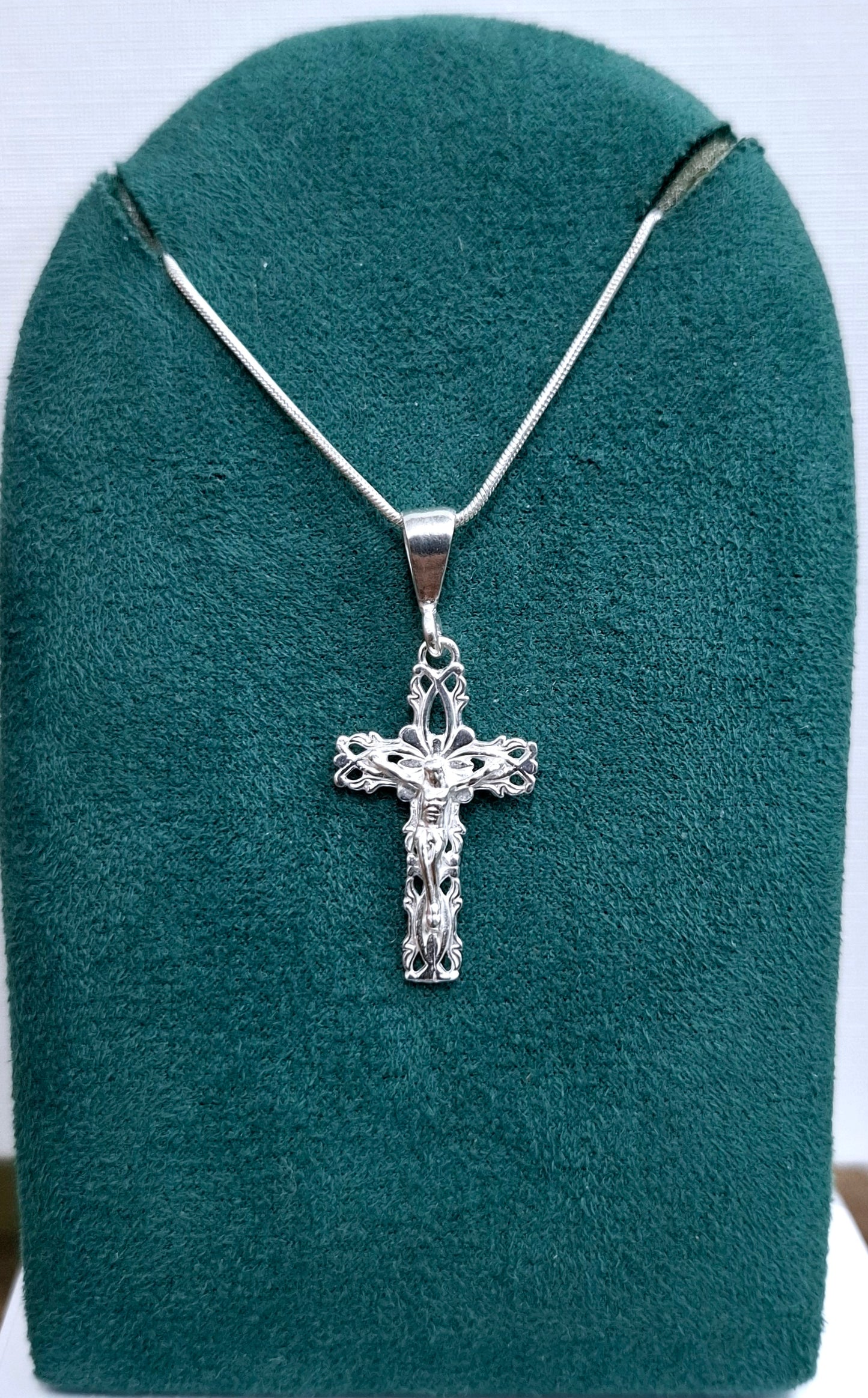 Dije de Plata Ley .925 Medalla Cruz con Cristo- MOD. FBD-204