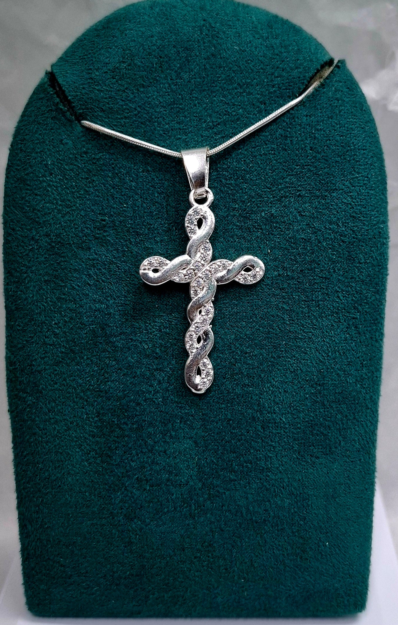 Dije de Plata Ley .925 en Forma Cruz con Topacio blanco Mod. CTDVP018 - Joyería Religiosa