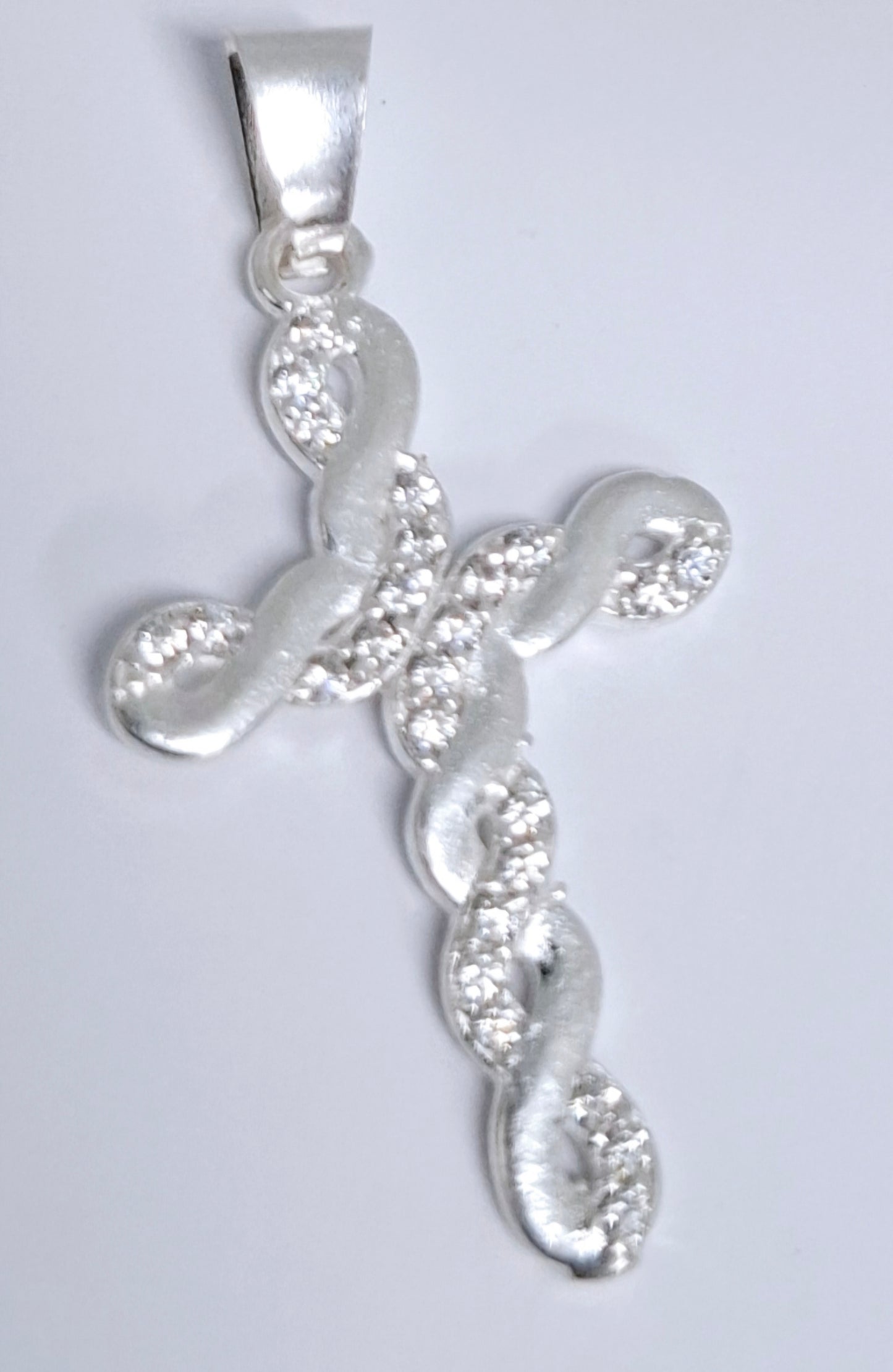Dije de Plata Ley .925 en Forma Cruz con Topacio blanco Mod. CTDVP018 - Joyería Religiosa