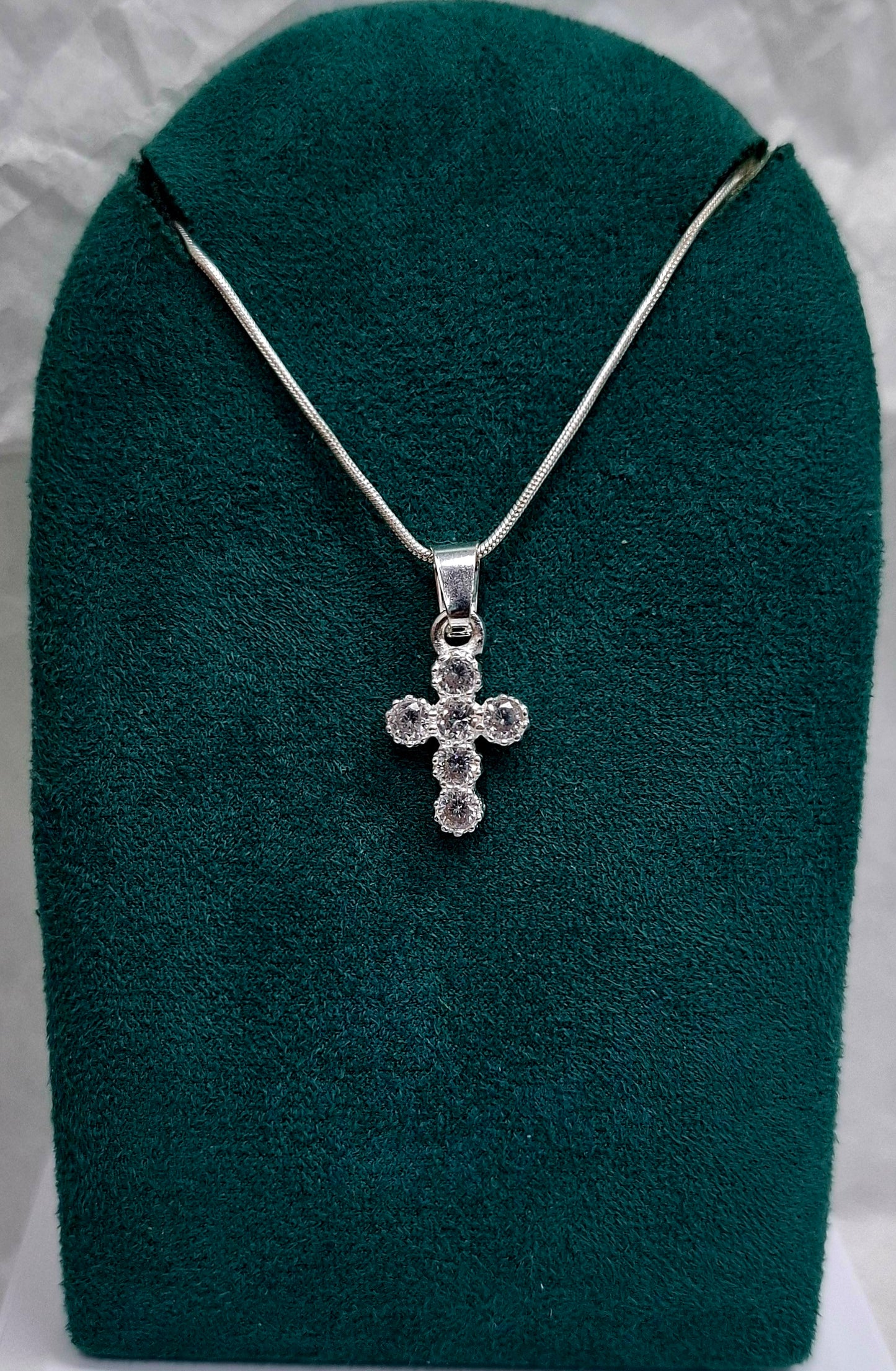 Dije de Plata Ley .925 en forma Cruz con Topacio Blanco Mod. CTDVP013- Joyería Religiosa