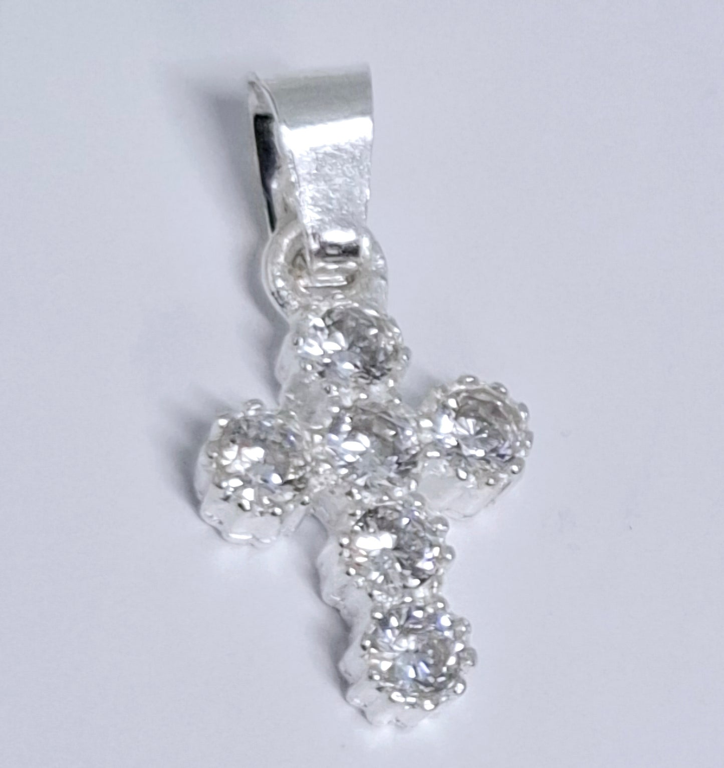 Dije de Plata Ley .925 en forma Cruz con Topacio Blanco Mod. CTDVP013- Joyería Religiosa