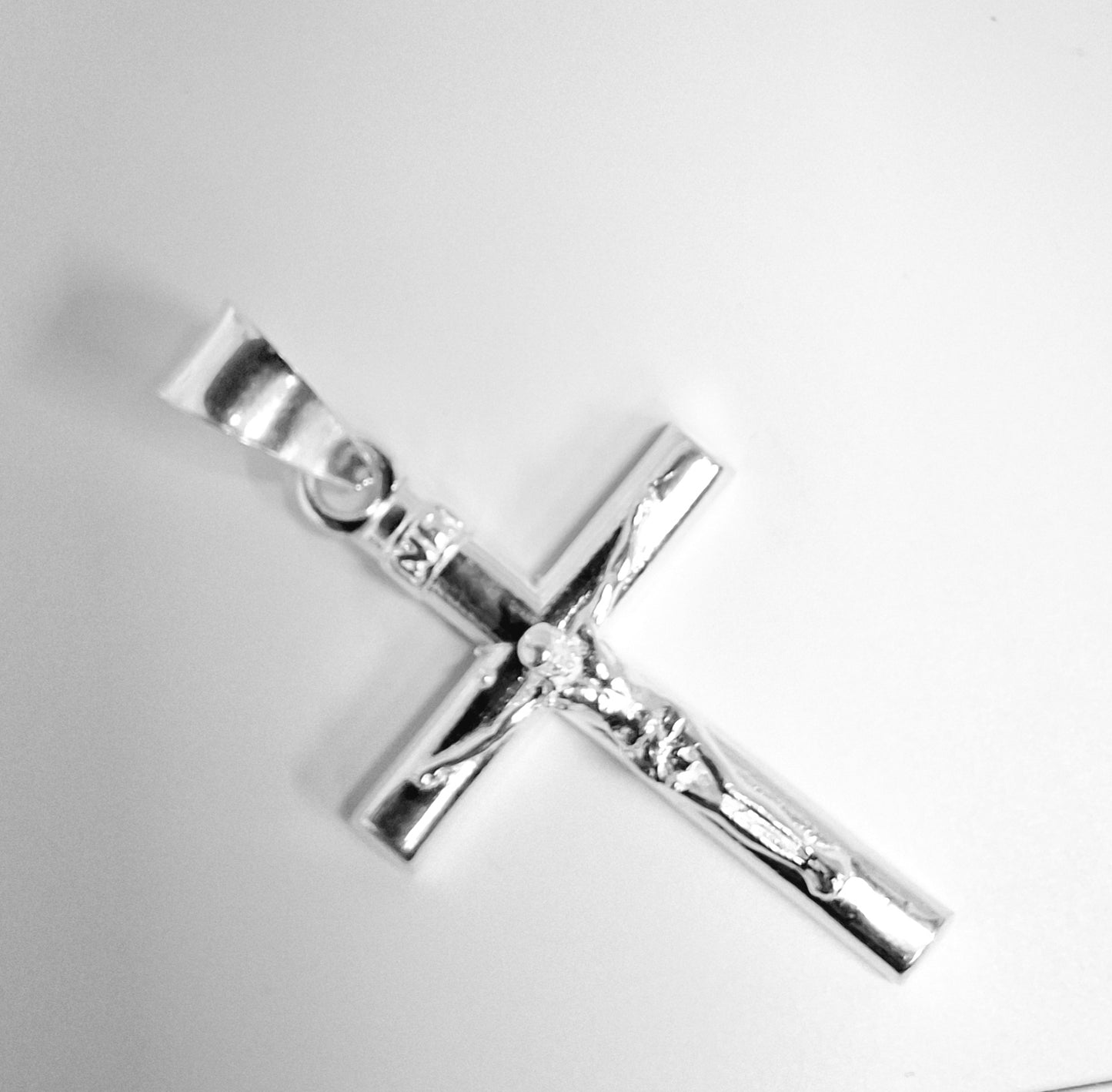 Dije de cruz con Cristo en Plata Ley .925 Mod. DR048- Joyería de Fe