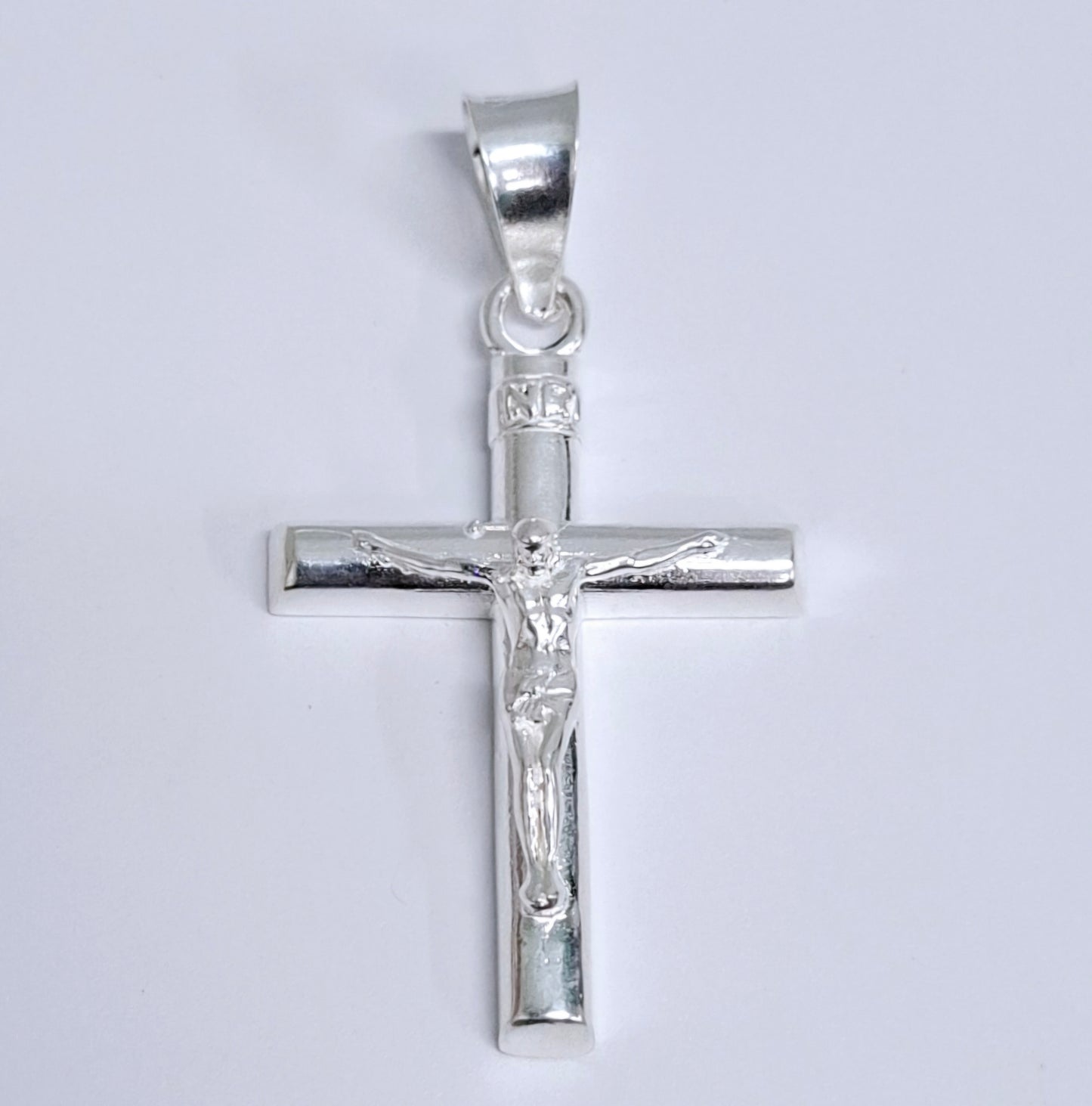Dije de cruz con Cristo en Plata Ley .925 Mod. DR048- Joyería de Fe