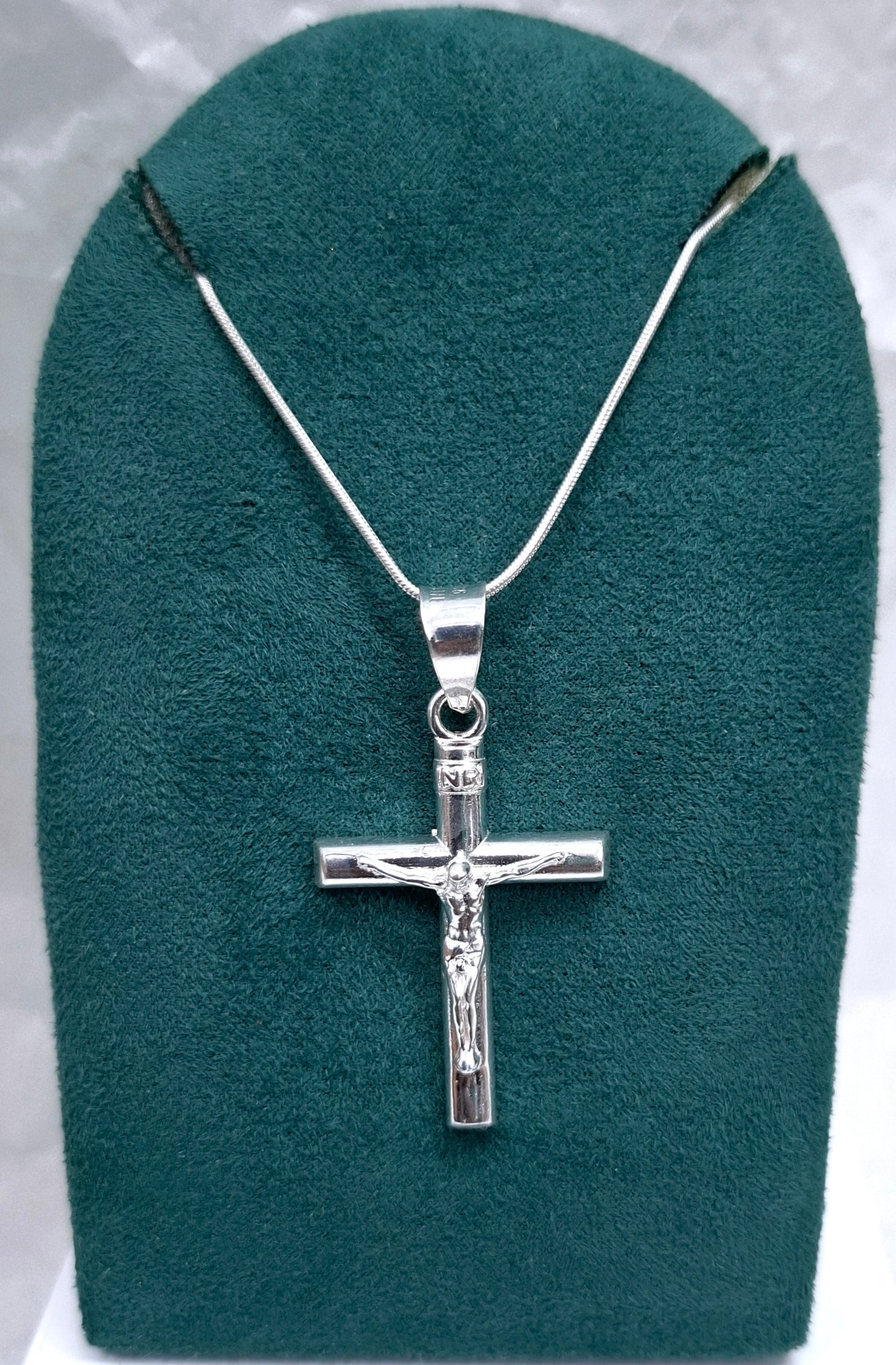 Dije de cruz con Cristo en Plata Ley .925 Mod. DR048- Joyería de Fe
