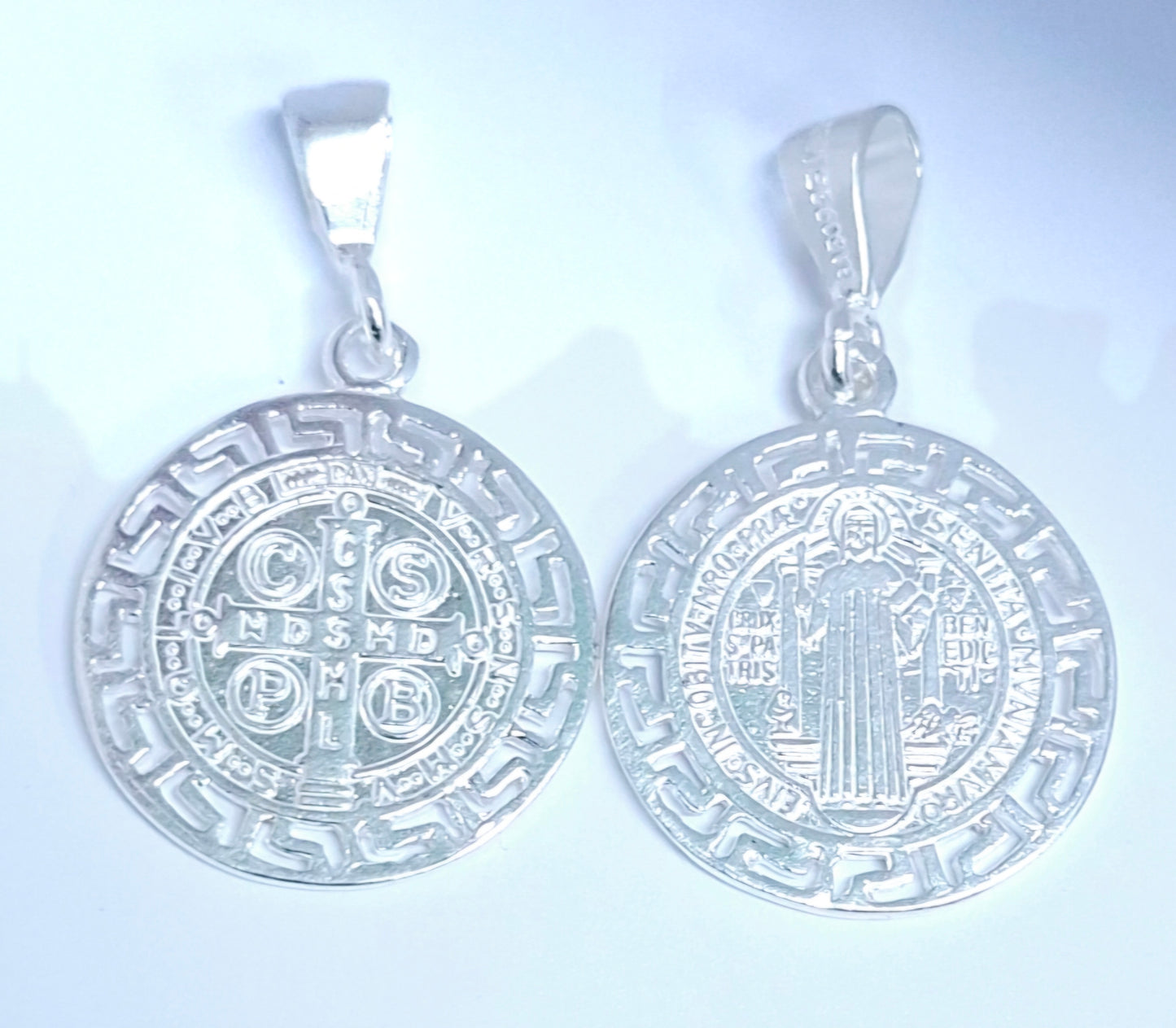 Dije de plata .925 en forma de San Benito con Borde Griego calado Mod. - Joyería Religiosa