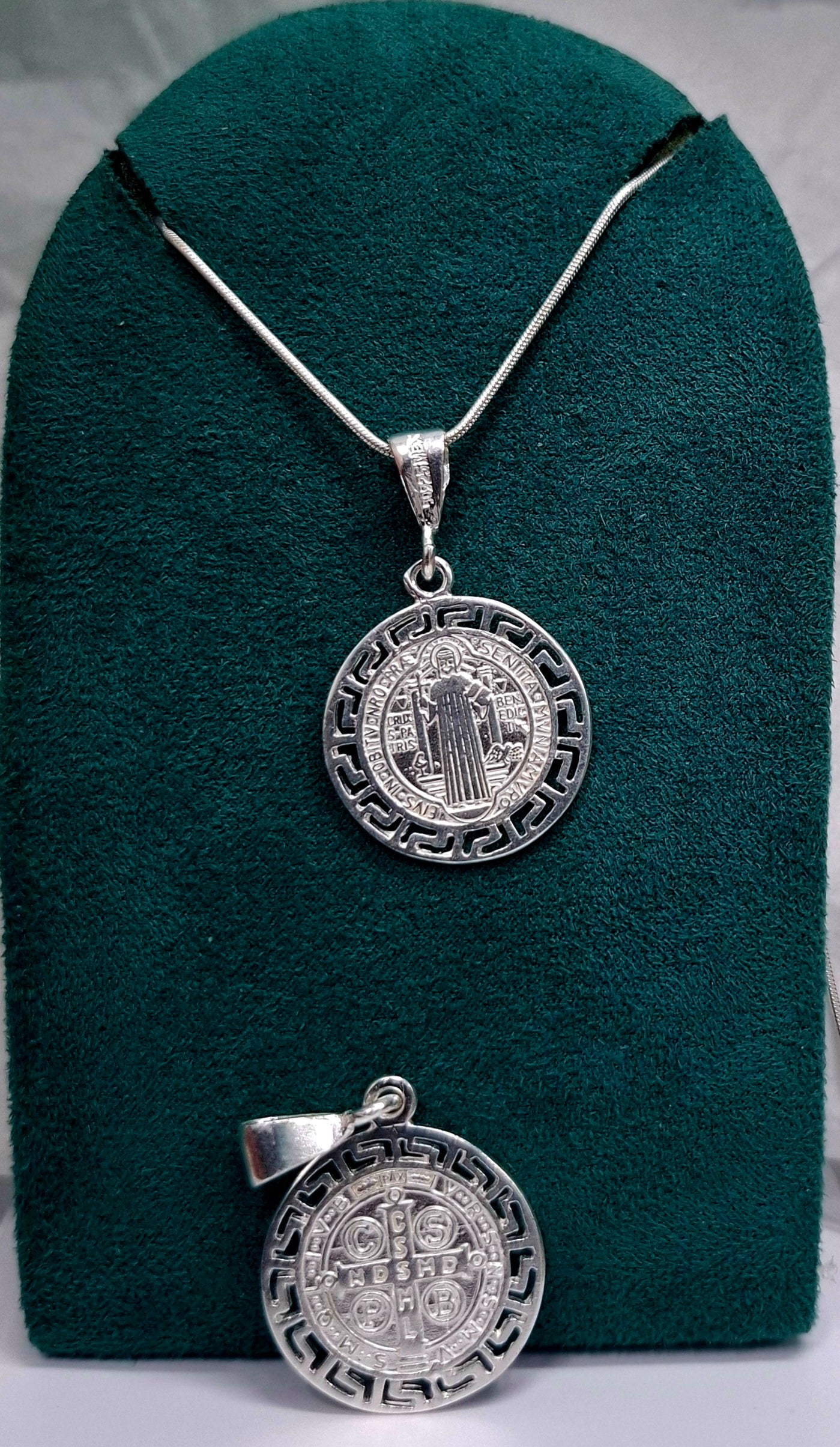 Dije de plata .925 en forma de San Benito con Borde Griego calado Mod. - Joyería Religiosa