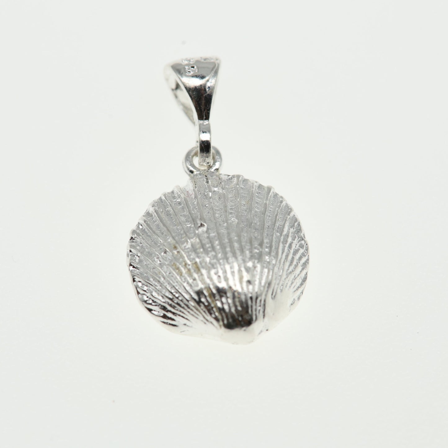 Dije de Plata .925 en forma de Concha Mar en diseño Marino.