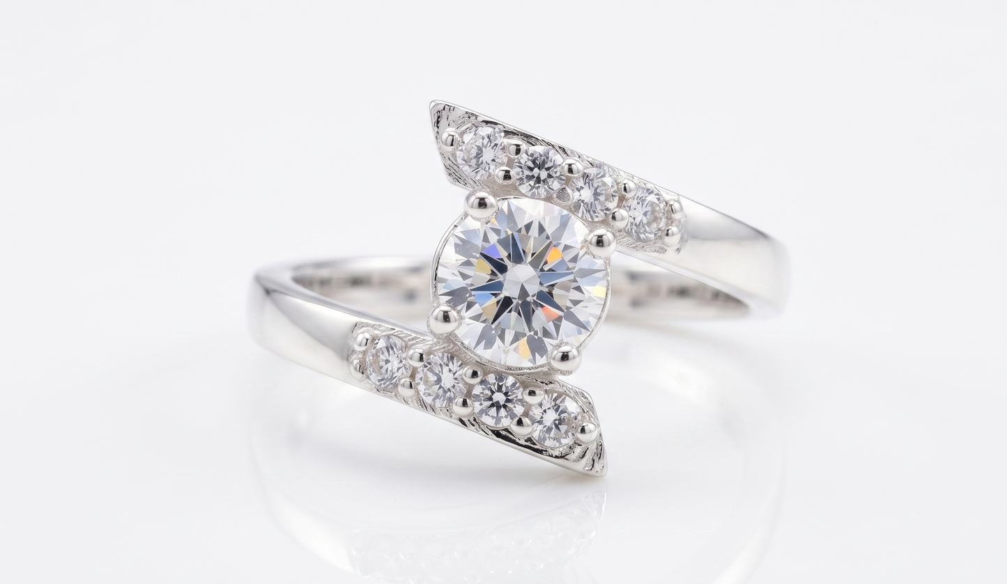 Anillo de Plata .925 - Solitario Bypass Asimétrico con Alas de Pavé Degradado y Zircón Blanco — Estilo Contour