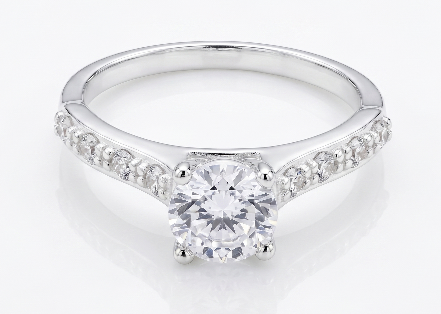 Anillo de Plata .925 - Solitario Clásico con Hombros de Pavé Degradado y Zircón Blanco — Estilo Tiffany Cathedral