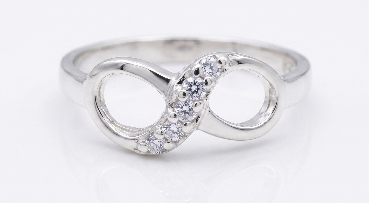 Anillo de Plata .925 - Símbolo Infinito con Pavé Diagonal Asimétrico y Cuatro Zircones Blancos