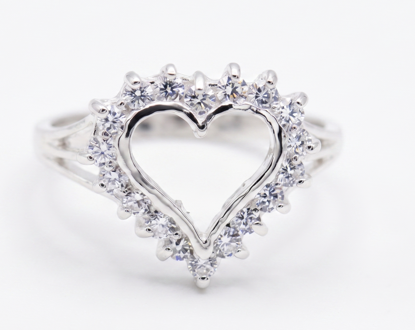 Anillo de Plata .925 - Corazón Calado con Halo de Dieciséis Zircones Blancos y Banda Dividida Triple