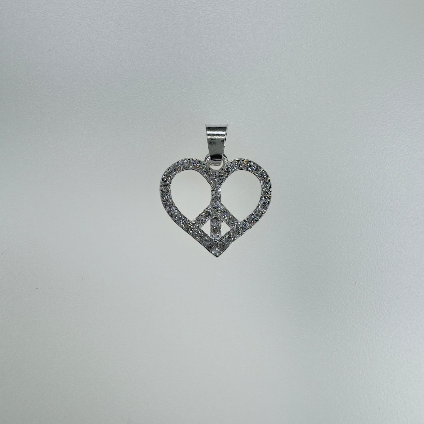 Dije de Corazón en Plata .925 con Zirconias y Símbolo de la Paz para Joyería Moderna