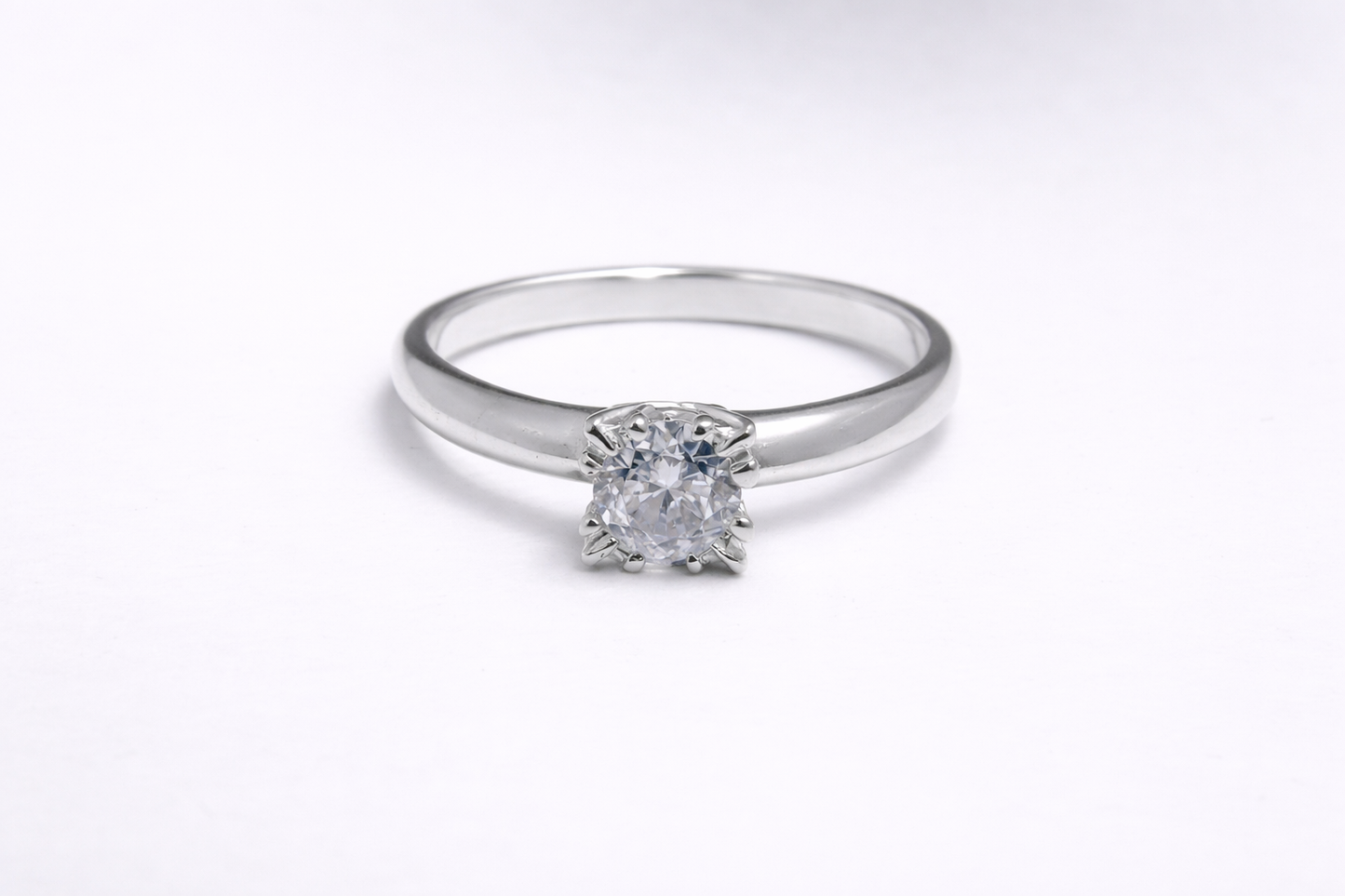 Anillo de Plata .925 - Solitario Clásico con Engaste de Ocho Garras Dobles Corona Floral y Zircón Blanco